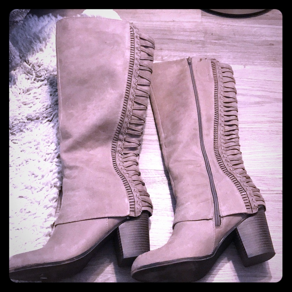 Fergie size 9 suede boots great condition